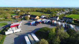 Grand parking pour camions PL et voitures - Hôtel Bar Restaurant relais routier à côté de Savennay axe Nantes Brest de la N165