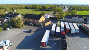 Grand parking pour camions PL et voitures - Hôtel Bar Restaurant relais routier à côté de Saint Nazaire axe Nantes Brest