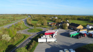 Grand parking pour camions PL et voitures - Hôtel Bar Restaurant relais routier à côté de Saint Nazaire axe Nantes Brest