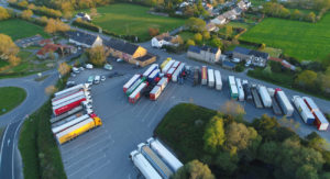 Grand parking pour camions PL et voitures - Proche Saint Nazaire axe Nantes Brest